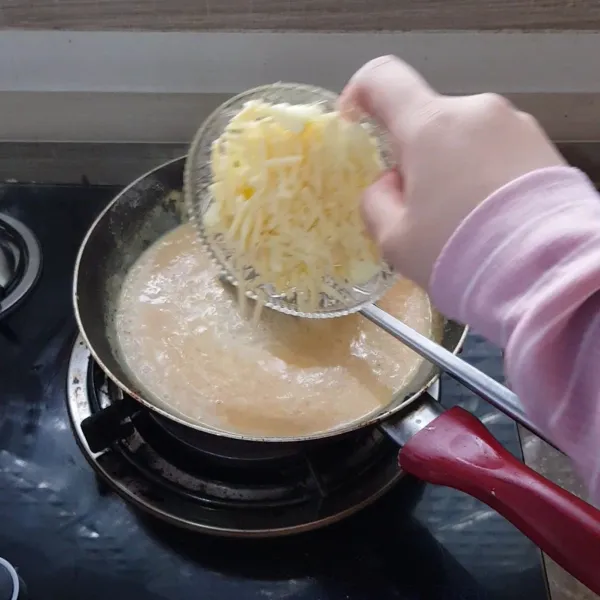 Masukkan keju parut, jika terlalu kental dapat tambahkan air rebusan macaroni