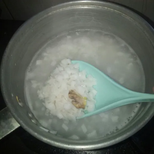 Disusul masukkan kelapa muda, jahe dan air. Memasukkan air secara bertahap per 500 ml, setelah air susut baru masukkan 500 ml air lagi. Masak sampai bertekstur seperti bubur. Sering di aduk rata.