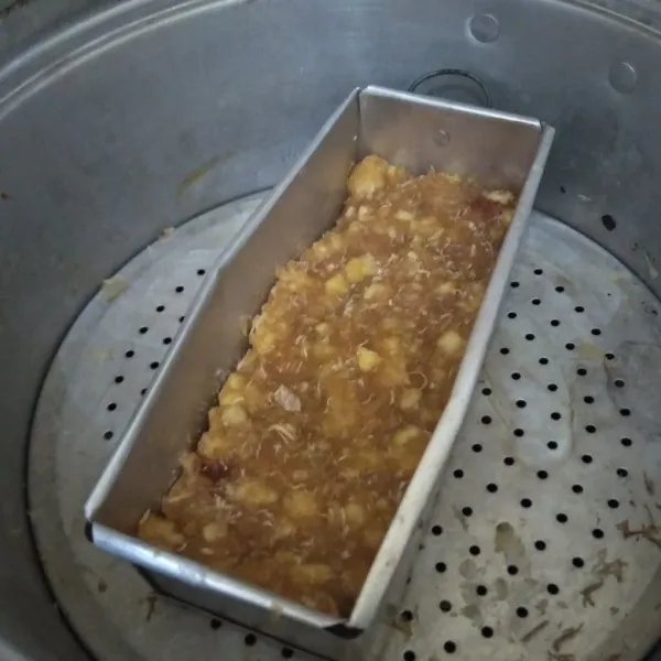 Olesi loyang dengan minyak tipis-tipis. Masukkan adonan getuk kedalam loyang lalu kukus selama 20 menit.