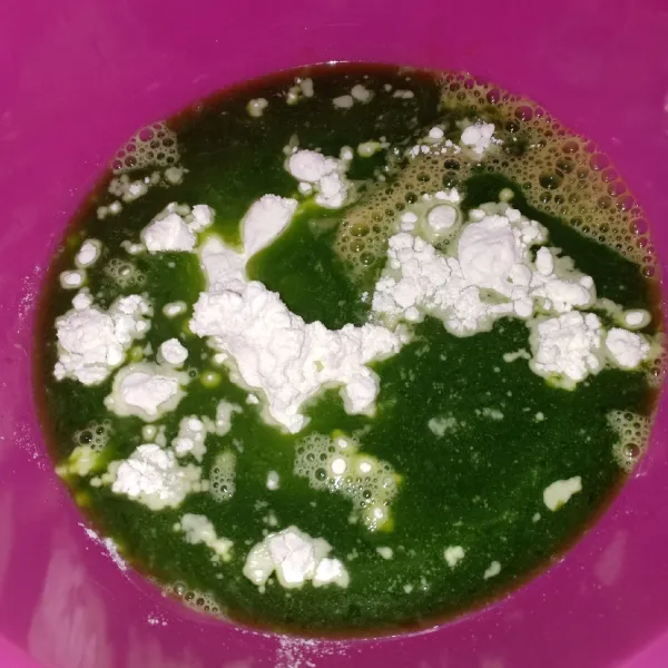 Campurkan telur, terigu, garam dan air daun pandan suji. Aduk rata lalu saring.