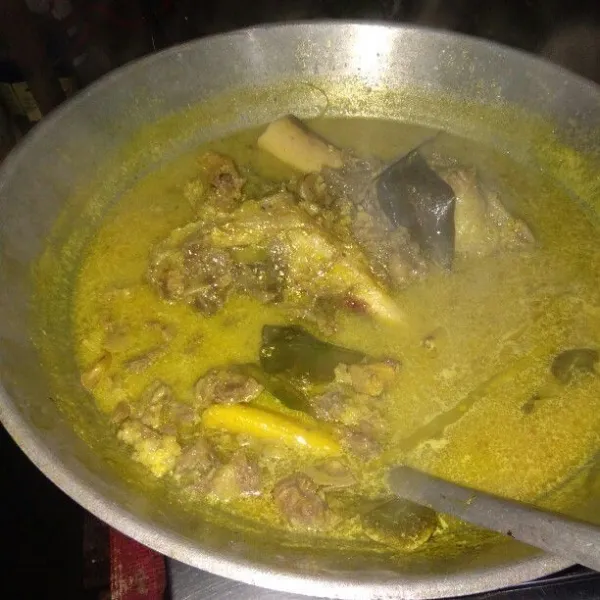 Masukan air kaldu sapi dan santan, beri garam, gula, kaldu bubuk, masak sampai mendidih, tes rasa. Soto daging sapi siap disajikan.