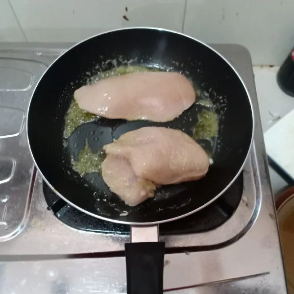 Panaskan wajan anti lengket lalu beri sedikit mentega (boleh tidak), lalu panggang ayam dengan api kecil agar daging matang sempurna