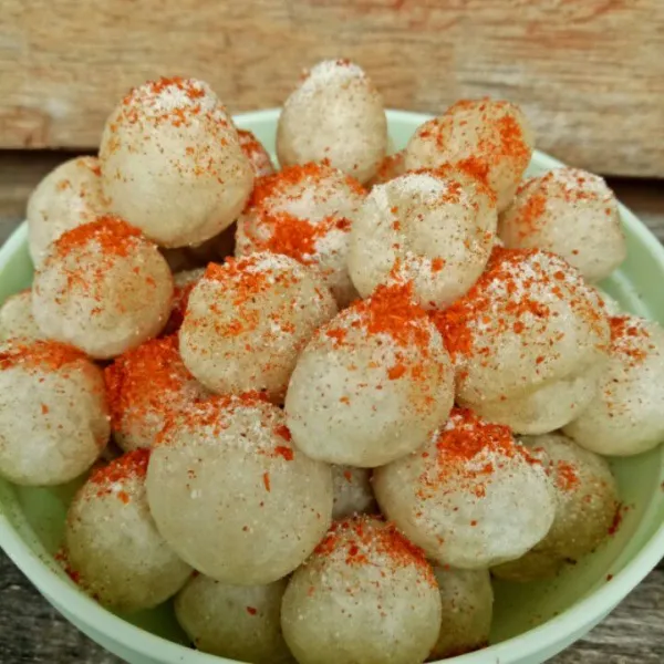 Taburkan bubuk cabai atau bumbu lainnya sesuai selera.