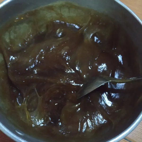 Aduk sampai mengental & lengket seperti lem, angkat.