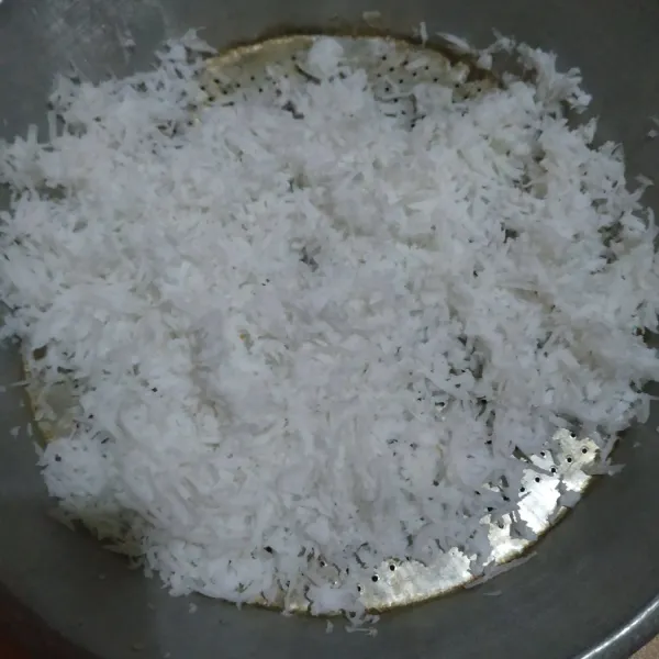 Kukus kelapa parut selama 15 menit, sisihkan dulu.