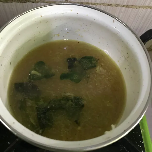 Masukkan bumbu soto tumis sebentar lalu tambahkan air, garam dan gula. Masak hingga mendidih.