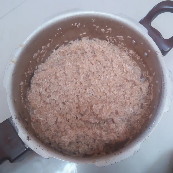 Cuci beras lalu air kaldu rebusan daging gunakan untuk mengaroni beras.