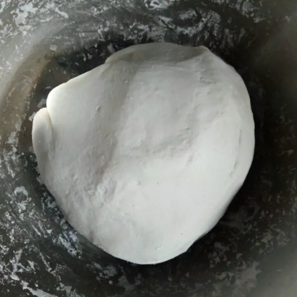 Uleni adonan sampai kalis dan diamkan beberapa menit sampai adonan menjadi dingin.