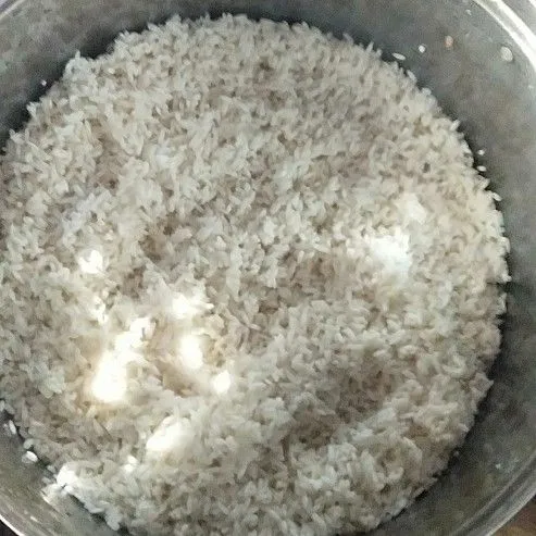 Cuci bersih beras ketan, lalu rendam kurang lebih 2 jam, kemudian tiriskan. Kukus setengah matang.