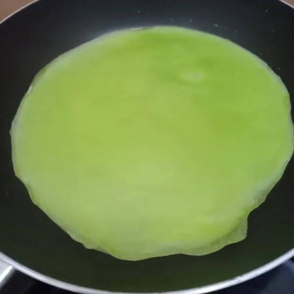 Ambil 1 sendok sayur adonan, lalu dadar (seperti lumpia) di dalam wajan sampai pinggirannya mengelupas. Angkat dan lakukan sampai adonan habis. Tiriskan.