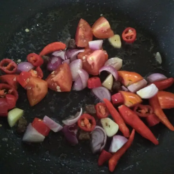 Potong cabe, tomat, bawang dan terasi, tumis hingga layu.