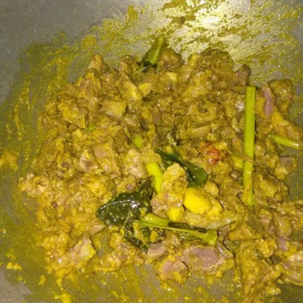 Masukan potongan daging, aduk rata.