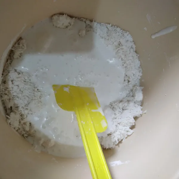 Tambahkan santan kental dan air, kemudian aduk hingga teksturnya tidak terlalu cair dan tidak terlalu kental.