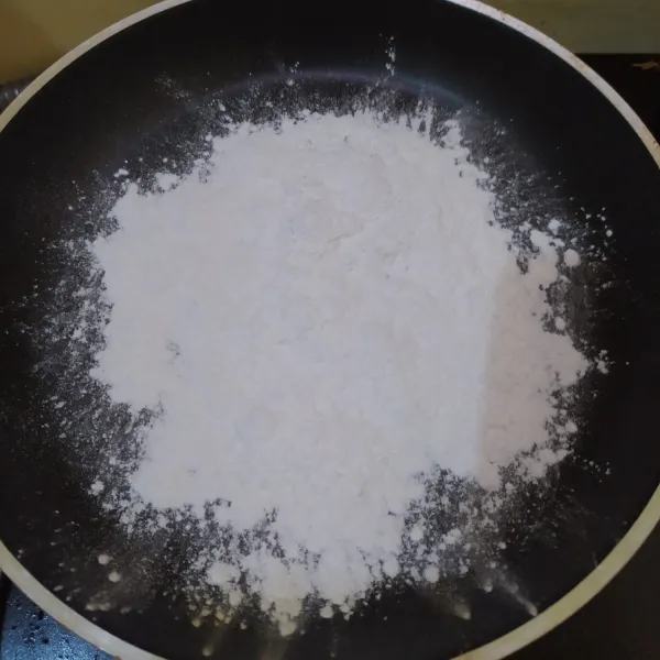 Sangrai tepung beras hingga ringan.