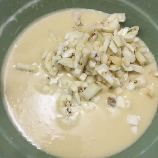 Diamkan adonan kurang lebih 20 menit dan masukan pisang yang sudah dipotong kecil-kecil. Aduk hingga pisang tercampur dengan adonan.