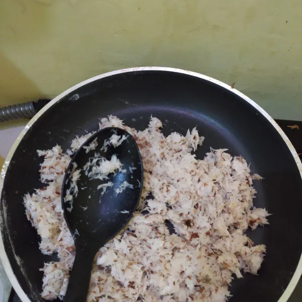Masukkan parutan kelapa dan tepung beras, aduk merata.