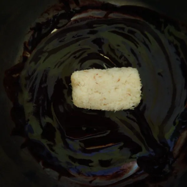 Keluarkan kelapa dari kulkas, kemudian masukkan ke dalam wadah coklat leleh, susun di atas kertas roti biarkan hingga set. Sajikan.