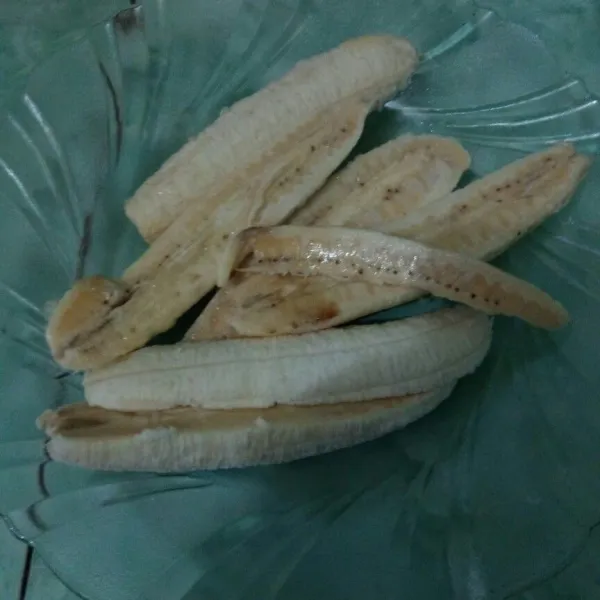 Belah pisang menjadi 2 bagian.