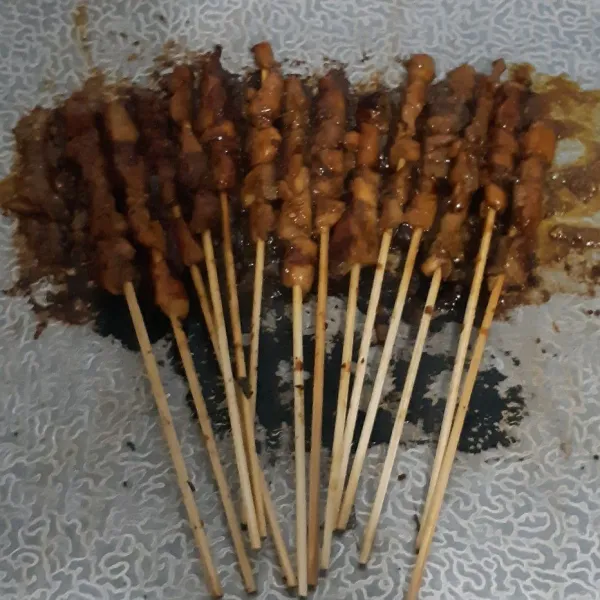 Olesi daging dengan bumbu kecap, lalu bakar di atas bakaran hingga matang. Beri kecap manis saat membakar sate. Angkat dan sajikan dengan sambal kecap.