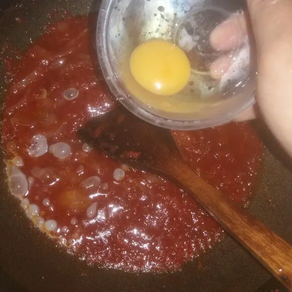 Masukkan 2 butir telur, aduk-aduk hingga terlurnya pecah. Masak hingga telurnya matang.