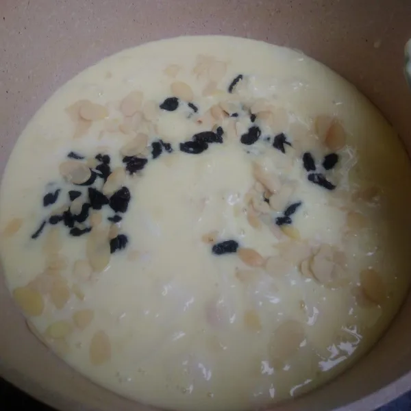 Setelah terlihat mengental masukkan kelapa muda, kismis dan almond. Masak hingga meletup letup. matikan kompor.