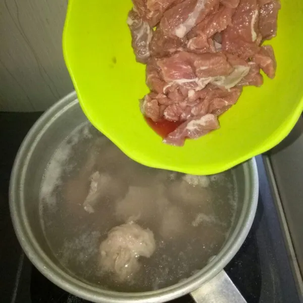 Siapkan panci dan didihkan air.Rebus daging selama 3 menit,tiriskan.Lalu rebus ulang dengan air mendidih sampai setengah empuk.Angkat