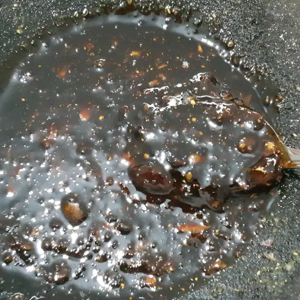 Tambahkan kecap manis dalam bumbu halus, aduk rata.