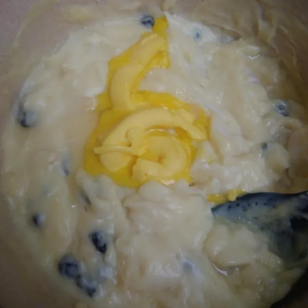 Tambahkan margarin dan vanila essense. Aduk rata. Sisihkan.