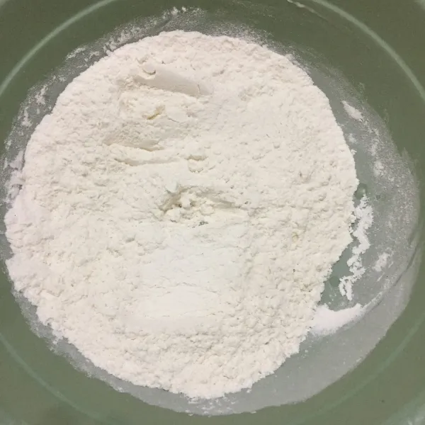 Kemudian campurkan tepung terigu, susu bubuk, dan vanili. Aduk rata.