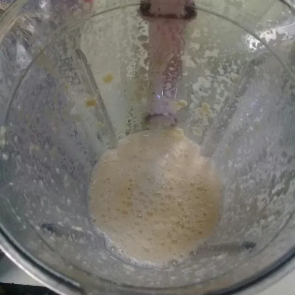 Kupas jagung dan cuci bersih. Sisir jagung lalu sisakan sedikit. Sisanya blender dengan sedikit air.