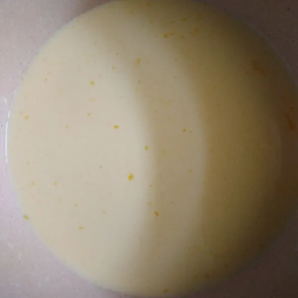 Campur dalam panci, tepung, skm, air kelapa, susu cair dan kuning telur hingga rata dan tidak bergrindil. Masak dengan api sedan sambil terus di aduk dan mengental.