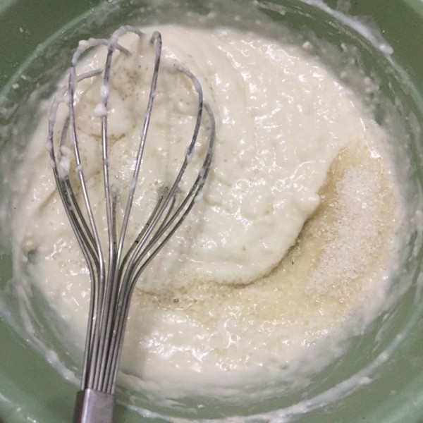 Tambahkan santan ke dalam tepung. Aduk menggunakan whisk hingga adonan mengental. Kemudian, masukan gula dan sejumput garam. Aduk hingga tercampur rata.