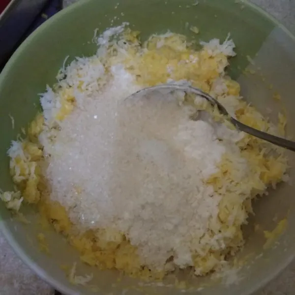 Masukkan tepung terigu, tepung maizena, garam dan gula, aduk rata.