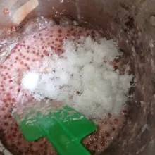 Masukkan kelapa parut aduk sampai rata.