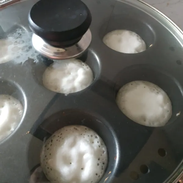 Masak dengan panggangan khusus serabi atau teflon juga bisa. Tutup teflon hingga serabi matang.