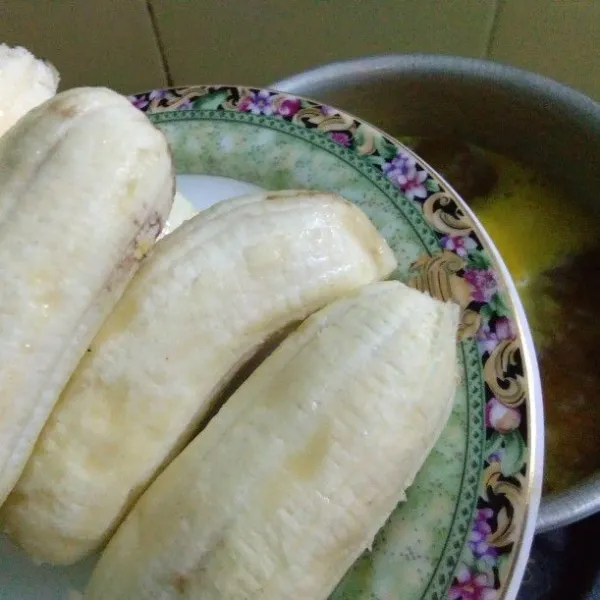 Masak talas setengah matang kemudian masukkan pisang kepok yang sudah dikupas. Rebus sampai talas empuk. Angkat kemudian tiriskan talas dan pisang.
