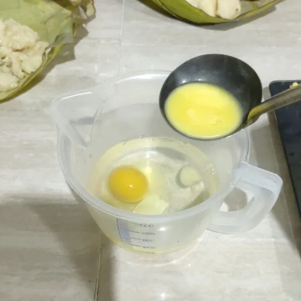 Dalam wadah terpisah, larutkan air, telur dan margarin cair.