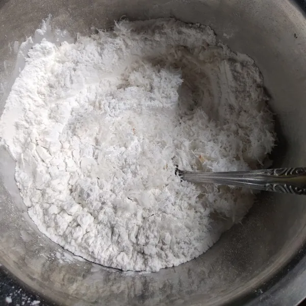 Dalam mangkok campur kelapa parut, tepung beras ketan, tepung beras putih dan garam. Aduk rata.