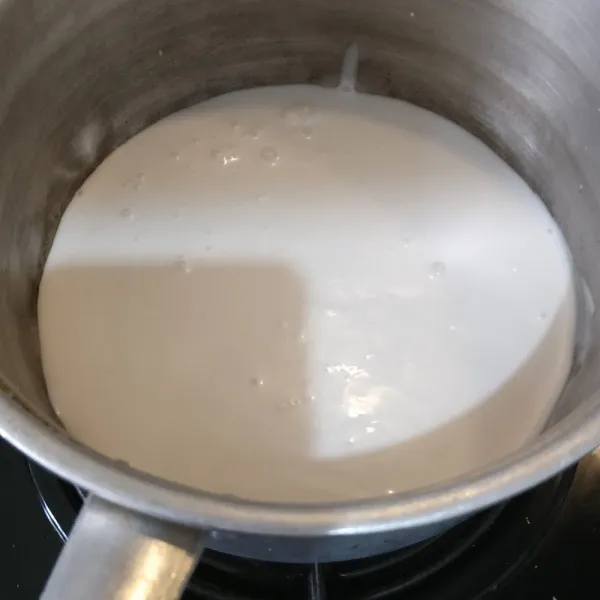 Rebus santan kental hingga mendidih. Tidak direbus tidak masalah.