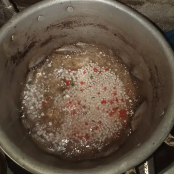 Siapkan panci masukkan air dan mutiara lalu masak sampai matang angkat dan dinginkan.