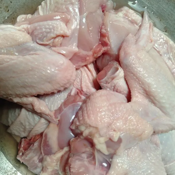 Potong ayam sesuai selera, bisa potong 8-12 tergantung ukuran.