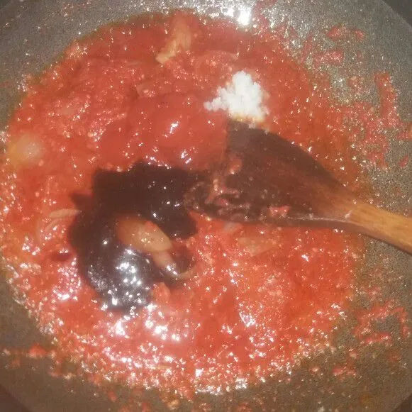 Setelah bumbu matang tambahkan saus tiram, saos tomat, gula dan juga garam. Aduk hingga tercampur rata.