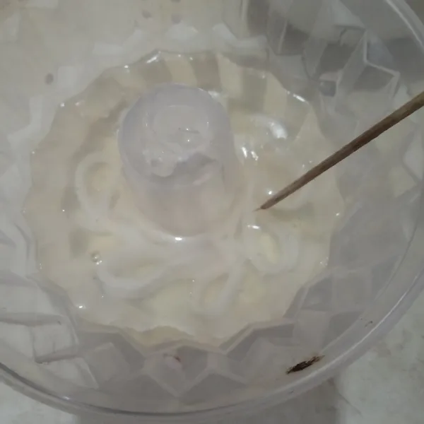 Susun degan dengan cantik lalu tuang jelly sedikit demi sedikit (bisa gunakan sendok supaya topping tidak berubah bentuk). Kemudian setelah mengeras tambahkan sisa jelly dan biarkan mengeras. Tusuk-tusuk permukaan supaya nanti menyatu dengan jelly pop ice.