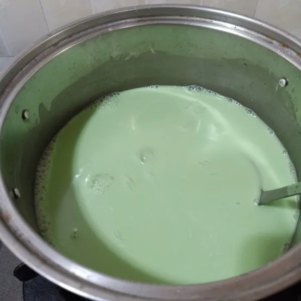 Blender daun pandan dengan 600 ml air sampai halus, kemudian saring. Tuang ke dalam panci lalu tambahkan santan, tepung beras, tepung tapioka, garam dan gula pasir. Aduk sampai rata dan tidak ada yang bergerindil. Agar warnanya lebih hijau, saya tambahkan pasta pandan lalu aduk rata.