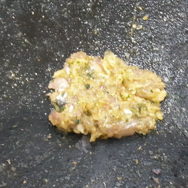 Uleg bawang merah, bawang putih, ketumbar, garam, dan daun jeruk sampai halus.