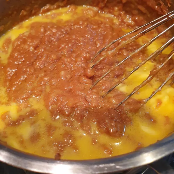 Tuangkan mentega lalu aduk. Masukkan kuning telur satu persatu sambil diaduk. Tambahkan kelapa muda.