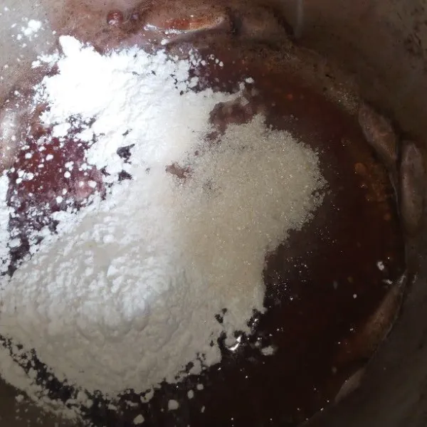 Setalah mutiara dingin lalu masukkan tepung pati maizena garam dan gula pasir aduk sampai rata tambakan air aduk lagi sampai rata.