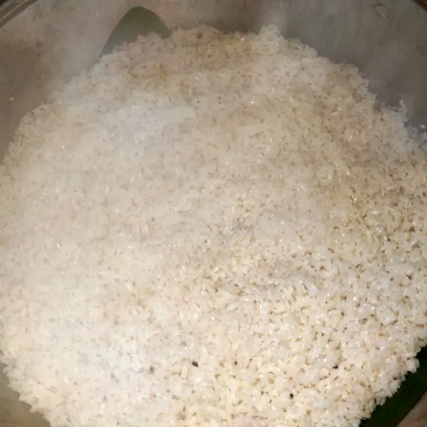 Cuci bersih beras ketan lalu masak smpai matang.