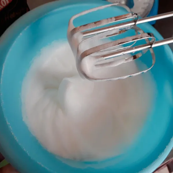 Campur putih telur & air jeruk. Mixer hingga mengembang.