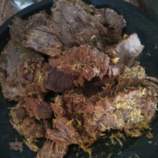 Setelah dingin iris daging sesuai selera lalu pipihkan/ gepuk daging sampai agak melebar.